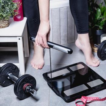 Preview: Profi Personenwaage mit Handsensoren & digitalem Farbdisplay, schwarz: umfangreiche Körperanalyse für Gesundheit & Fitness, präzise Messungen