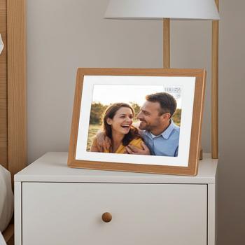 Digitaler Bilderrahmen in edlem Rahmen in heller Holzoptik mit App-Steuerung & weltweitem Bild-Upload, 10,1‘‘, für lebendige Erinnerungen
