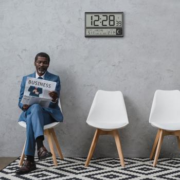 Preview: Horloge murale radio-pilotée digitale XL - Réveil snooze, phases lune, lever/coucher soleil - Calendrier, auto, bureau/maison - 36x23.5cm noire