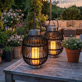 2er Set Stilvolle Solar-Gartenlaterne in Rattan-Optik: Edelstahl-Ringe, LED-Kerze, 35x45cm, Schwarz – Dekorative Aussenbeleuchtung