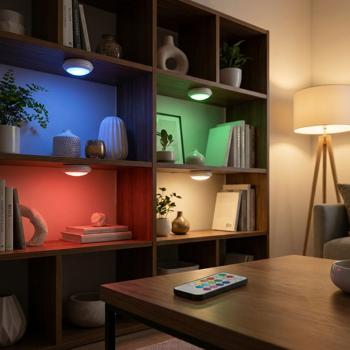 Preview: Set di 4 luci push LED con telecomando: 12 colori, cambio colore – lampade adesive per armadi, mensole, vetrine – luce notturna dimmerabile con timer