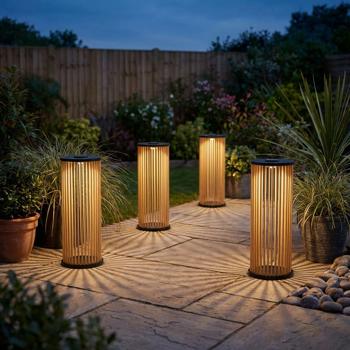 4er-Set Stilvolle Solar-Laterne aus Bambus 60cm – Warmweisse LED Gartenleuchte, die perfekte wetterfeste Aussen-Deko für Ihre Terrasse & Garten