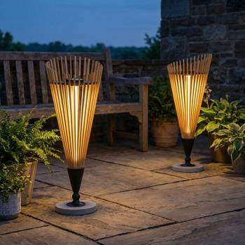 2er-Set Dekorative Solar-Laterne 60cm aus Bambus: Moderne Solarleuchte für den Garten mit stimmungsvollem Licht, wetterfest IP44