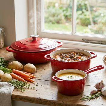 Preview: Set de casseroles en fonte premium 3 pièces rouge – set de faitouts émaillés avec couvercle (17 cm, 22 cm & 28 cm) – idéal pour l’induction, le four et tous types de tables de cuisson