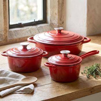 Preview: Set de casseroles en fonte premium 3 pièces rouge – set de faitouts émaillés avec couvercle (17 cm, 22 cm & 28 cm) – idéal pour l’induction, le four et tous types de tables de cuisson