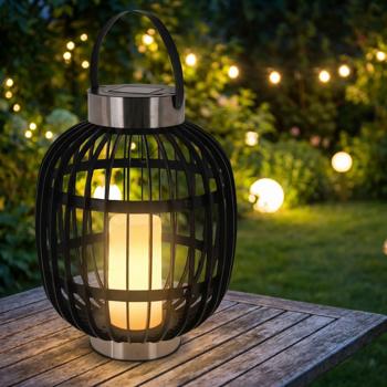 Stilvolle Solar-Gartenlaterne in Rattan-Optik: Edelstahl-Ringe, LED-Kerze, 35x45cm, Schwarz – Dekorative Aussenbeleuchtung