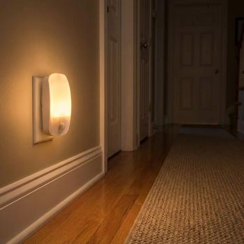 Preview: Luce notturna LED plug-in ad alta efficienza energetica con sensore di movimento e sensore crepuscolare, pratica per la presa di corrente, luce di orientamento, bianco caldo