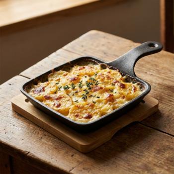 Quadratische Servierpfanne aus Gusseisen, 2 Henkel, Bambusbrett als eleganter Untersetzer, Ø 15cm, flache Pfanne für Gratin, Tapas, Curry und Fleisch