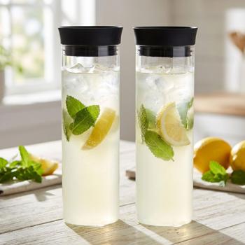 Lot de 2 carafes en verre borosilicate 1L – idéal pour jus et limonades – couvercle à fermeture automatique avec filtre – parfait pour pique-niques et terrasse