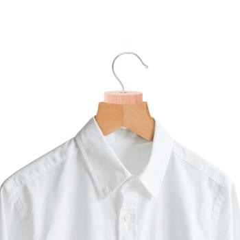 Preview: Lot de 30 anneaux de cèdre anti-mites premium – répulsifs naturels pour vêtements, forme adaptée aux cintres