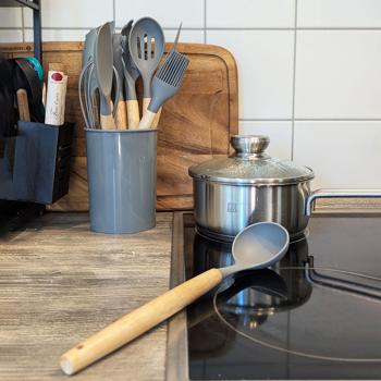 Preview: Elegante set di utensili da cucina in silicone da 12 pezzi con manico in legno: utensili da cucina eleganti per ogni cucina, pratici, di alta qualità e un vero e proprio richiamo visivo