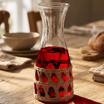 Preview: Glaskaraffe 1200 ml mit Rattan – Stilvolle Wasserkaraffe für Erfrischungen – Elegante Glaskaraffe mit natürlichem Rattangeflecht – Perfektes Geschenk