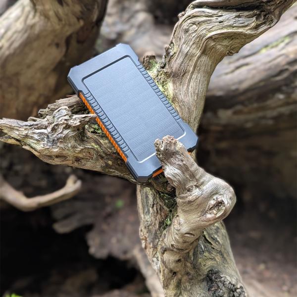 Solar-Powerbank 8.000 mAh IP65: Robust, 2x USB-A, LED-Licht – Eine Outdoor-Ladestation für Smartphone & Tablet auf jeder Tour