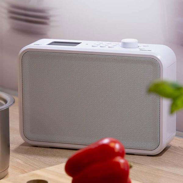 Moderna radio da cucina sottopiano DAB+/FM, bianca, con sistema di allarme di emergenza EWF e display a colori TFT LCD, compatta, sicura e versatile