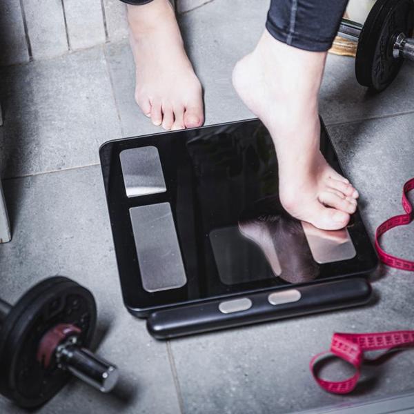 Profi Personenwaage mit Handsensoren & digitalem Farbdisplay, schwarz: umfangreiche Körperanalyse für Gesundheit & Fitness, präzise Messungen