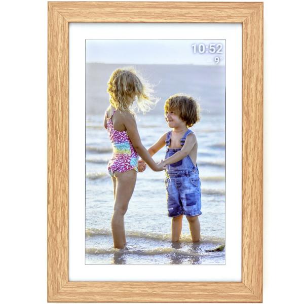 Digitaler Bilderrahmen in edlem Rahmen in heller Holzoptik mit App-Steuerung & weltweitem Bild-Upload, 10,1‘‘, für lebendige Erinnerungen