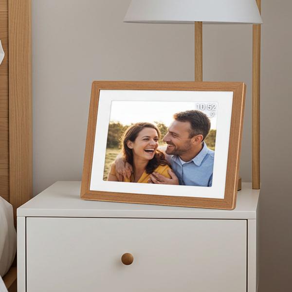 Digitaler Bilderrahmen in edlem Rahmen in heller Holzoptik mit App-Steuerung & weltweitem Bild-Upload, 10,1‘‘, für lebendige Erinnerungen