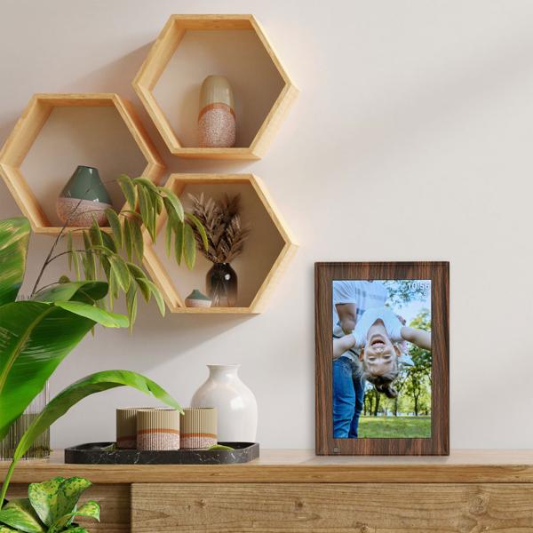 Digitaler Bilderrahmen in edler Holzoptik, App-Steuerung & weltweitem Bild-Upload, 10,1‘‘, für lebendige Erinnerungen, Modern & hochwertig