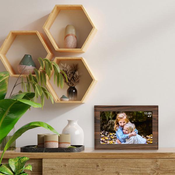 Digitaler Bilderrahmen in edler Holzoptik, App-Steuerung & weltweitem Bild-Upload, 10,1‘‘, für lebendige Erinnerungen, Modern & hochwertig