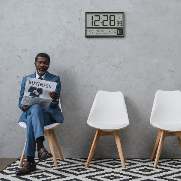 Moderne Funk-Wanduhr mit XL-LCD-Display, automatische Zeiteinstellung & einfache Ablesbarkeit für Büro, Wohnzimmer & Küche