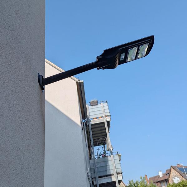 LED Solar Strassenleuchte mit Lichtsensor & Fernbedienung, 100 Watt, IP65, wetterfeste Aussenbeleuchtung für Einfahrt, Hof & Garten