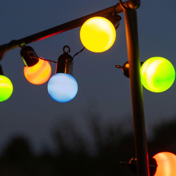 Stimmungsvolle 4-farbige LED-Lichterkette mit 20 Glühbirnen, ca. 4 m, IP44: Farbenfrohe Lichtergirlande - Ideal für Garten, Balkon & Party