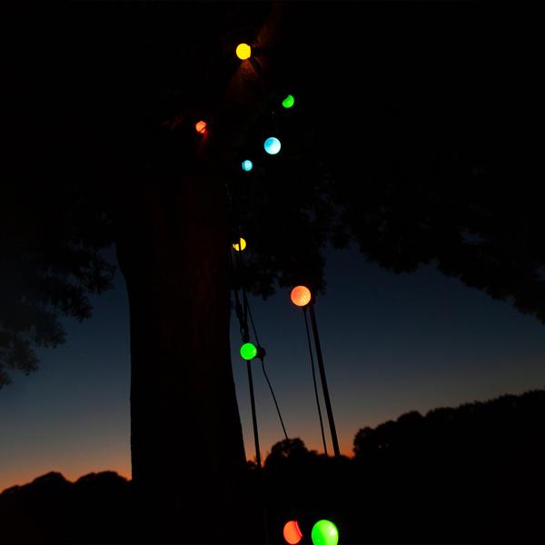 Stimmungsvolle 4-farbige LED-Lichterkette mit 10 Glühbirnen, ca. 2,7 m, IP44: Farbenfrohe Lichtergirlande - Ideal für Garten, Balkon & Party