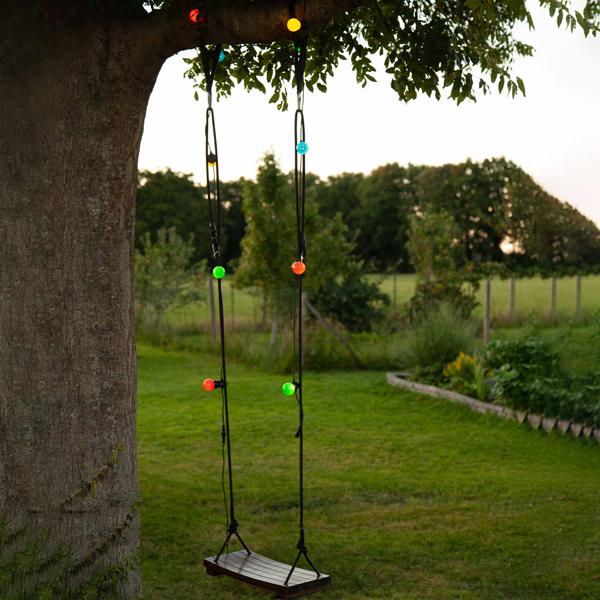Stimmungsvolle 4-farbige LED-Lichterkette mit 10 Glühbirnen, ca. 2,7 m, IP44: Farbenfrohe Lichtergirlande - Ideal für Garten, Balkon & Party