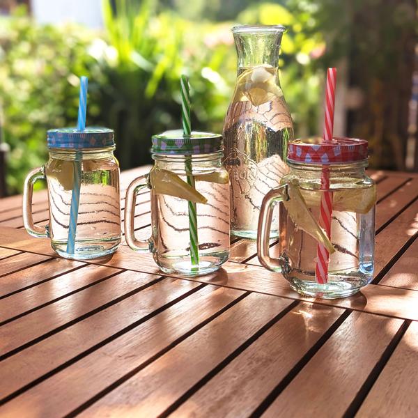Retro-Trinkgläser mit buntem Deckel, Henkel und Trinkhalm: Ein 6er-Set für Limonade, Eistee, Cocktails & Smoothies – Vintage-Style