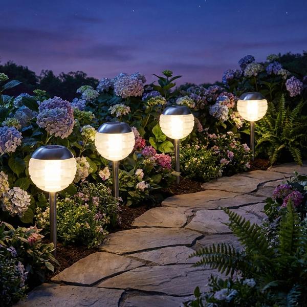Elegante set di 4 luci LED a globo con picchetto a terra: illuminazione suggestiva per il giardino, robusta, durevole e facile da installare per sentieri, aiuole e patii