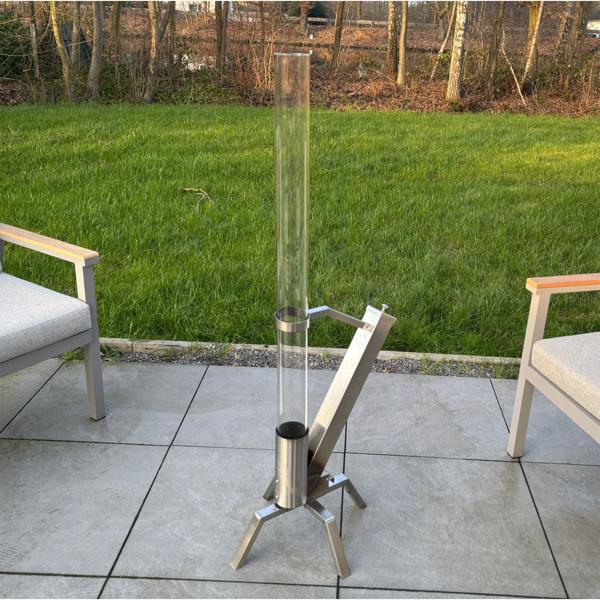 Garten-Feuerrohr H 132 cm aus Glas mit Edelstahlgestell – Exklusiver Outdoor-Ofen mit rauchfreiem Flammenspiel für Terrasse & Balkon