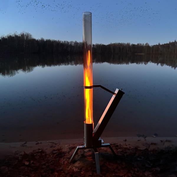 Garten-Feuerrohr H 132 cm aus Glas mit Edelstahlgestell – Exklusiver Outdoor-Ofen mit rauchfreiem Flammenspiel für Terrasse & Balkon