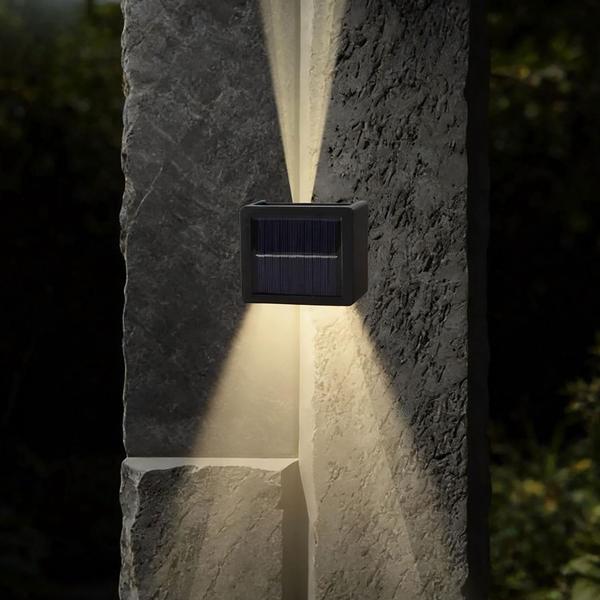 4er Set LED Solar Wandleuchte für Aussen: Warmweiss/Kaltweiss Garten-Lampe mit Akku & Sensor, IP44 Wasserfest, Deko Strahler für Zaun & Wand