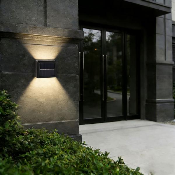 4er Set LED Solar Wandleuchte für Aussen: Warmweiss/Kaltweiss Garten-Lampe mit Akku & Sensor, IP44 Wasserfest, Deko Strahler für Zaun & Wand