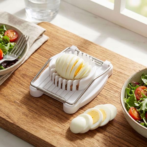 Coupe-œufs avec 8 fils en acier inoxydable – tranches d’œuf parfaites pour salades, sandwiches et plats – passe au lave‑vaisselle – plastique/acier inoxydable 8×10,5×2,6 cm