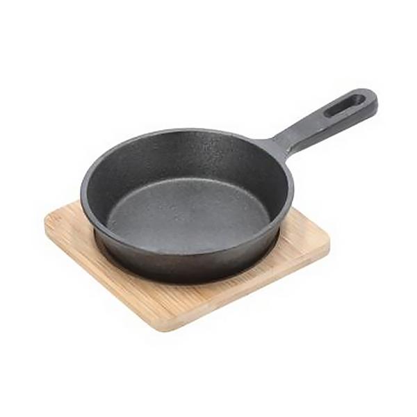 Runde Servierpfanne aus Gusseisen mit Bambusbrett, Ø 12.5 cm