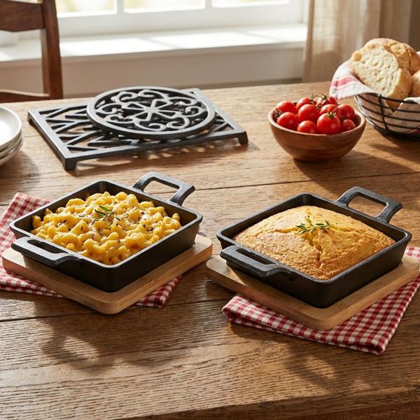 set di 2 padelle quadrate in ghisa, 2 manici, asse di bambù come elegante sottopentola, Ø 13 cm, padella per gratin, tapas, curry e carne