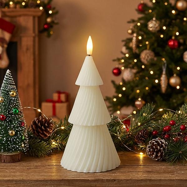 LED-Kerze Tannenbaum - warmweiss flackernd, batteriebetrieben, sicher & gemütlich - Ø 8,5 x 15 cm - mit Timer (6/18h) - Elfenbeinfarbe - Weihnachtsbaum Deko