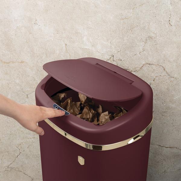Hochwertiger Design Abfalleimer aus Metall, mit 58 Liter Volumen und Touch Sensor, edles matt bordeaux - Gold Optik, stabiler Rahmen und Deckel