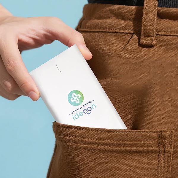 Kompakte Powerbank USB-C (4.000mAh) – Ultra-Slim Powerbank mit fest integriertem Kabel & Lightning Adapter – Mobiler Akku-Boost