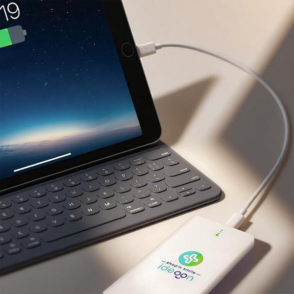 Kompakte Powerbank USB-C (4.000mAh) – Ultra-Slim Powerbank mit fest integriertem Kabel & Lightning Adapter – Mobiler Akku-Boost