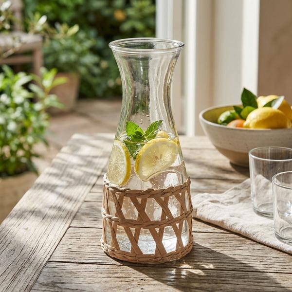 Carafe en verre 1200 ml avec rotin – carafe à eau élégante pour boissons rafraîchissantes – carafe en verre raffinée avec tressage en rotin naturel – cadeau parfait