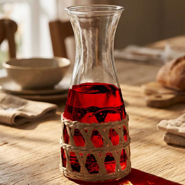 Carafe en verre 1200 ml avec rotin – carafe à eau élégante pour boissons rafraîchissantes – carafe en verre raffinée avec tressage en rotin naturel – cadeau parfait